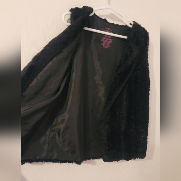 Girl's Black Faux Fur Vest Fuzzy & Soft Small 6-6x Open Vest Lapels Faded Glory. - Picture 9 of 11